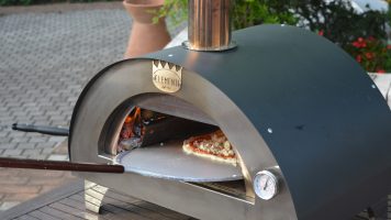 Pizza maken in Clementi oven
