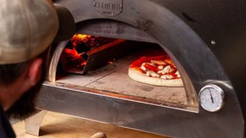 Pizza maken in oven Clementi