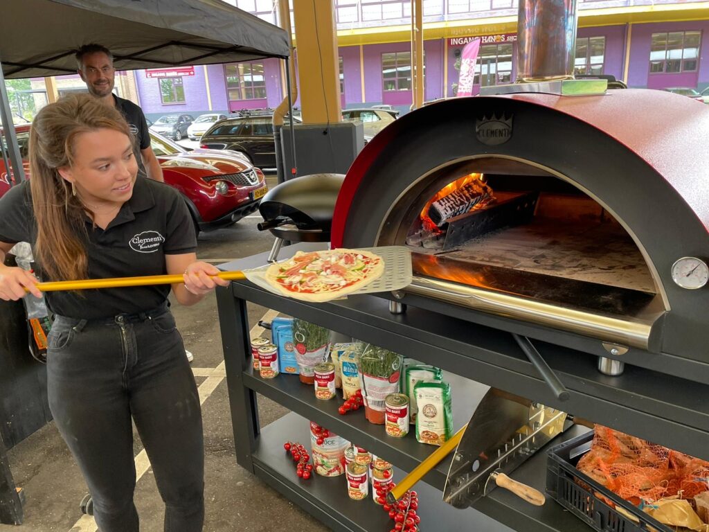 Pizza's bakken in de family houtoven