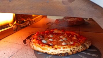 Margherita pizza bakken in Clementino