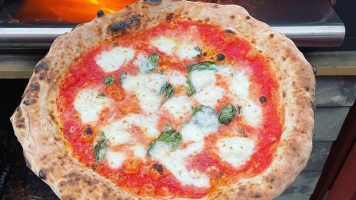 Gebakken pizza uit Clementi oven II copyright bradegheltenkeit