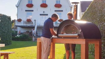 Pizza oven Clementi in tuin || Copyright the pizza oven shop