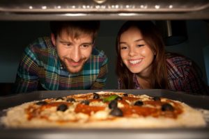 In een Clementi oven Pizza bakken