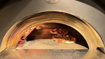 Twee pizza's bakken Clementi Family Houtoven