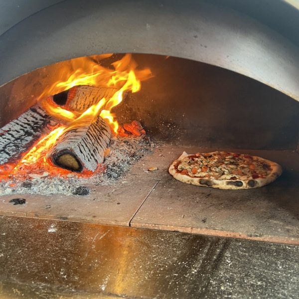 Pizza bakken in pizza oven