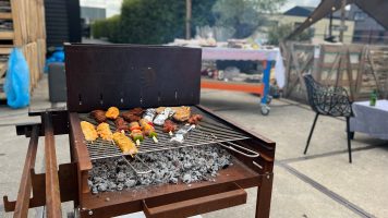 Vlees bakken op houtgestookte BBQ