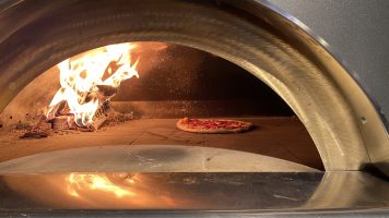 Pizza bakken in Vuuroven Clementi