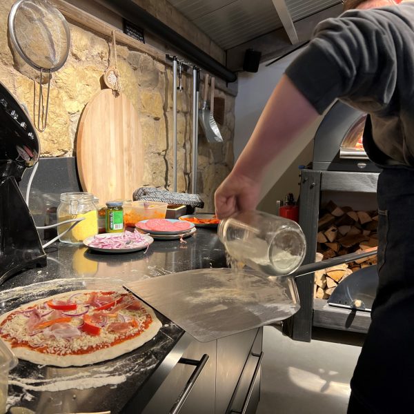 Clementi houtoven Lotte bakt pizza