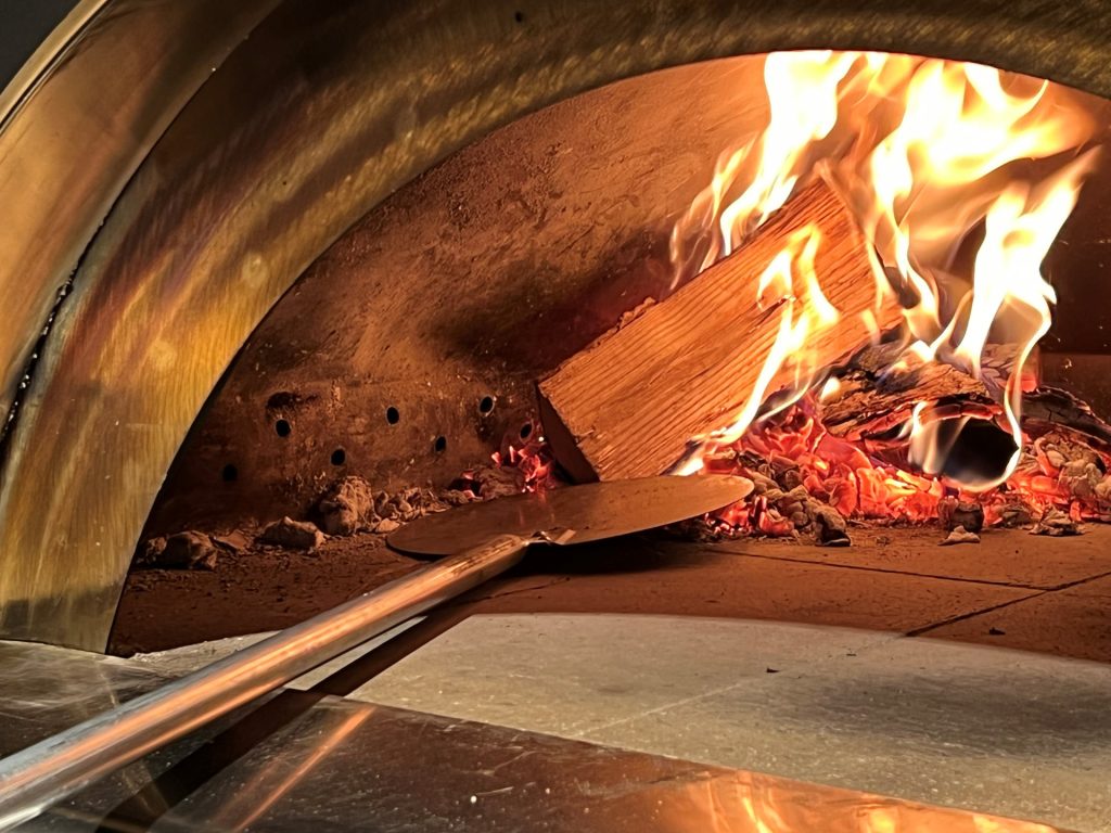 Pizza bakken in Italiaanse pizzaoven