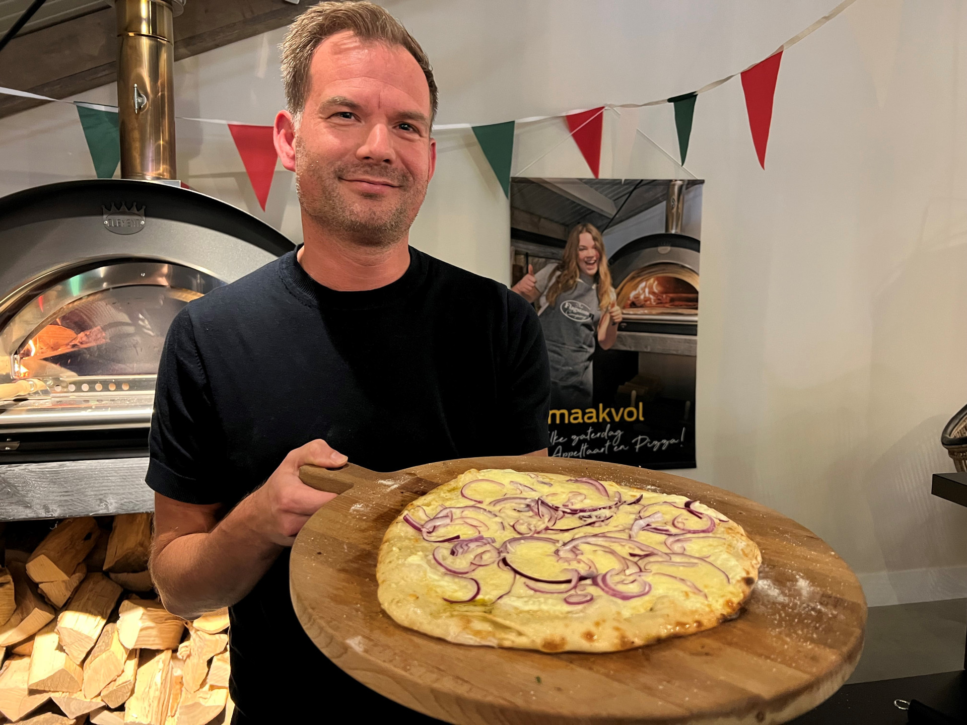 Pizza bakken in een pizzaoven