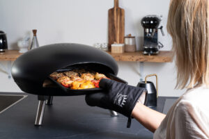 Vlees en groenten bakken in pizzaoven