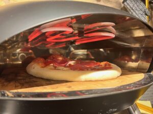 Pizza met salami bakken in een elektrische pizzaoven - Clementi Vuurovens