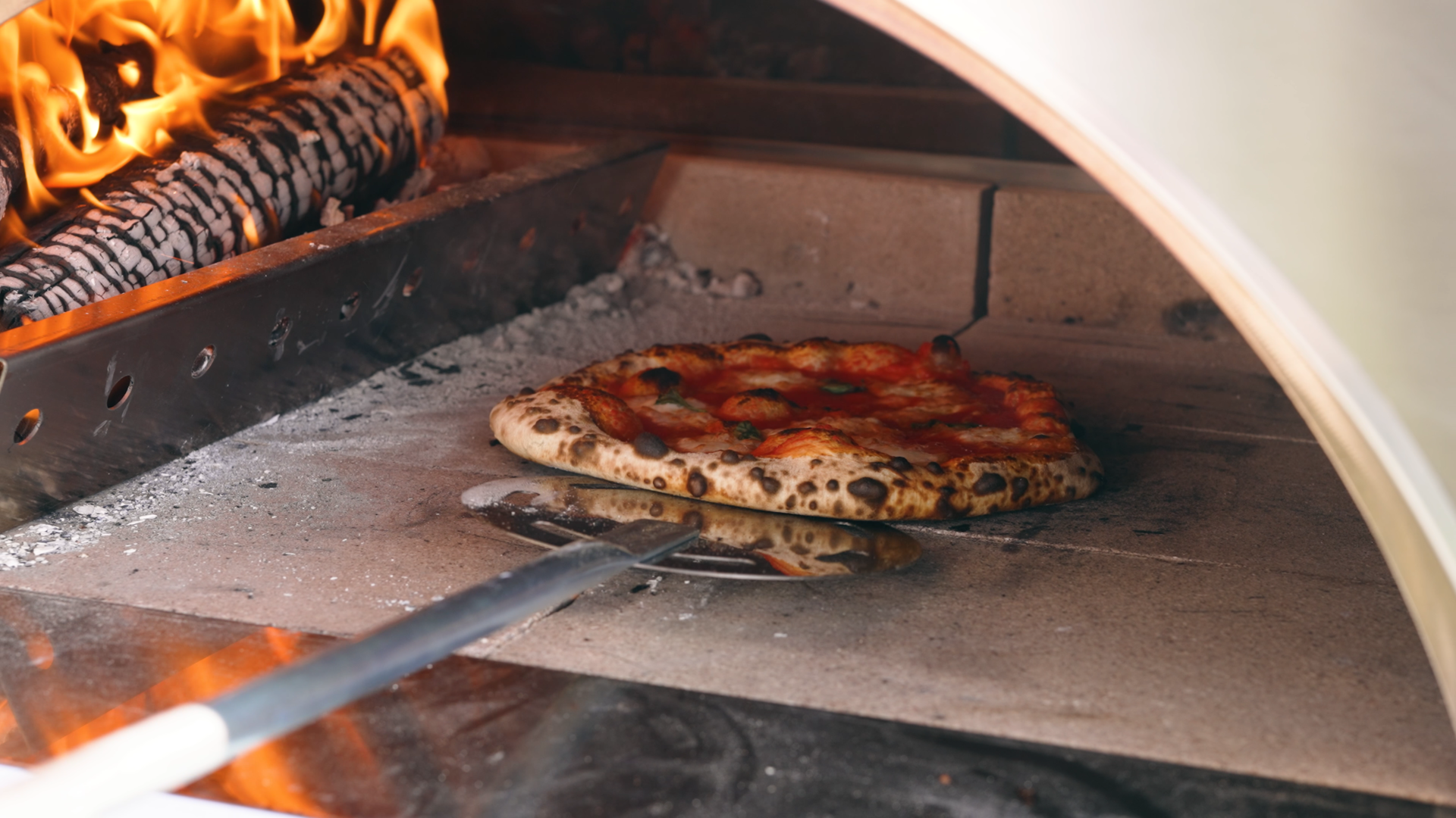Krokante pizza in de Clementi Hout oven