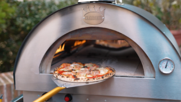 Heerlijke pizza bakken in de gas clementino