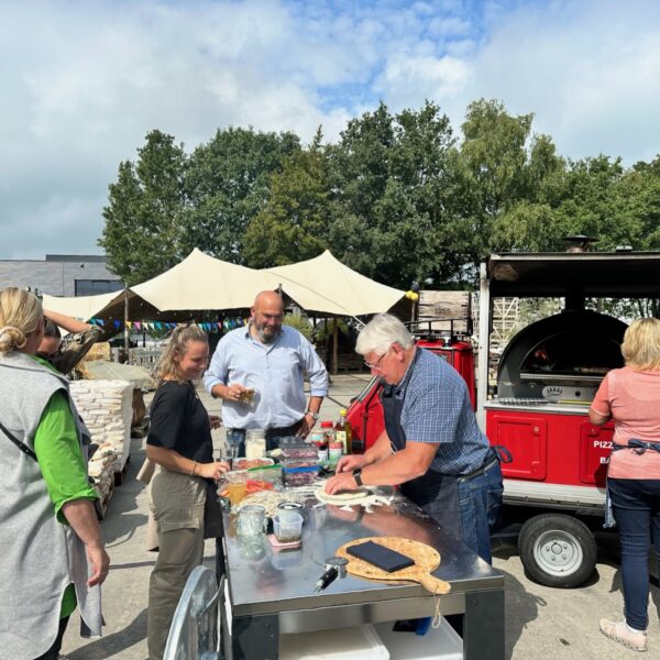 Pizza's bakken in de Family Gasoven van Clementi