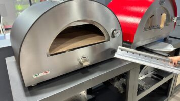 Clementi Mida antraciet gepresenteerd op Progetto Fuoco beurs in Verona.
