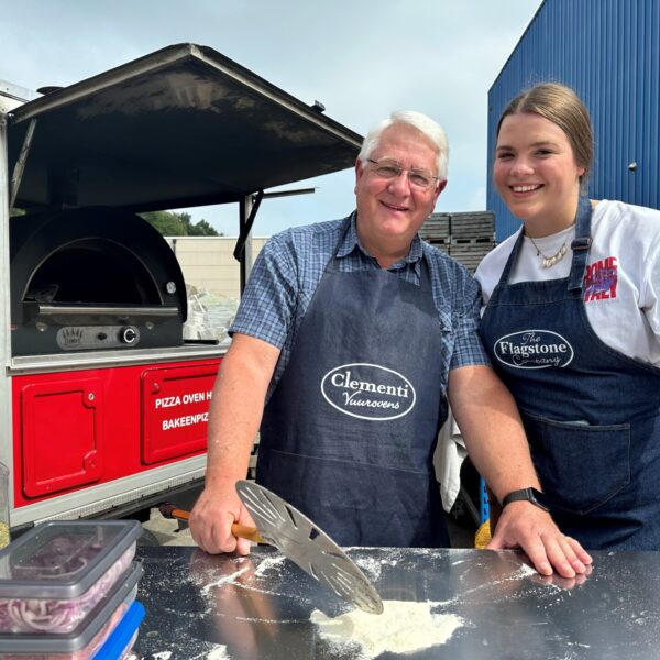 Buiten pizza bakken met een Clementi Pizzaoven op gas