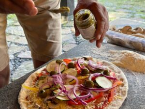 Pizza belegd met verse groenten